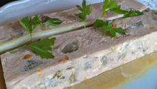 Terrine de volaille aux huîtres et poireaux, gelée aux épices et effeuillée d'endives