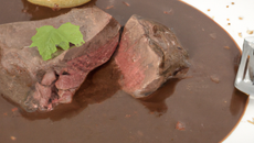 Filet de bœuf de Chalosse aux échalotes confites à la lie de vin de Tursan