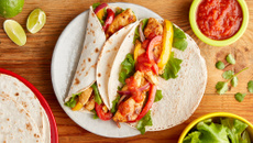Fajitas au poulet, tomates et poivrons