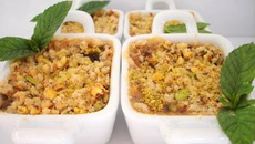 Crumble de pêches aux pistaches