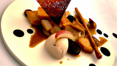 Glace au Carambar et sa tuile sur sablé aux pommes caramélisées