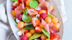 Salade de Melon et Fruits Rouges au Jambon cru