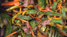 Wok de bœuf sauté aux légumes, sauce aigre douce
