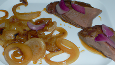 Magrets de canard et confit d'oignons au cidre Pays d'Auge