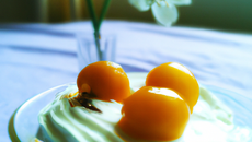 Mirabelles à la chantilly de chèvre