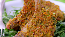Côtes d'agneau en croûte de pistaches grillées, estragon et Pecorino