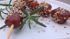 Mini-brochettes de saucisses au romarin et sésame