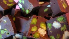 Bouchées de chocolat aux pistaches, amandes et noisettes grillées enrobées de caramel beurre salé