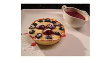 Cherry, Berry et crème pâtissière tartes avec du sirop