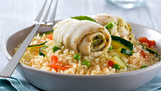 Poisson au pesto et son couscous aux petits légumes en papillote