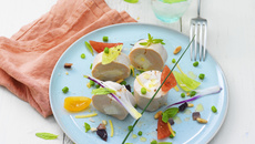 Rouelles de suprême de volaille farci au Carré Frais© 0 % au citron “Niçoise” de haricots verts aux herbes du jardin