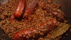 Saucisses aux herbes aux lentilles