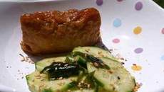 Inarizushi, poches de tofu frit garnies de riz au saumon fumé mariné et omelette japonaise