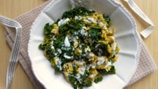 Wok épicé de chou kale, riz et courgette et lait de coco