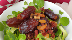 Salade de dattes sèches et oignons nouveaux