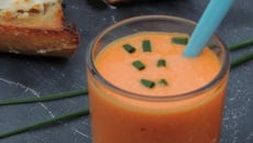 Velouté glacé de poivrons rouges, tartine de chèvre au miel