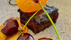 Croustillant d'oranges au chocolat fondant et ses écorces, cerises marinées au miel Corse.