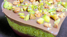 Cœurs chocolatées fourrées à la noix de coco et aux pistaches