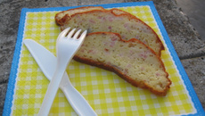 Cake au comté, allumettes fumées et oignons rouges