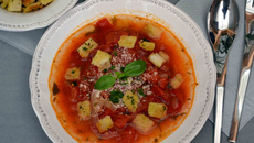 Bouillon de tomates et petits croûtons à l'ail et au persil