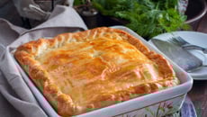Tourte aux émiettés de confit de canard et pommes de terre sautées aux herbes de Provence