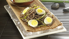 Salade de nouilles Soba sur lit de glace