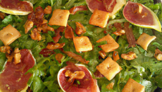 Roquette, figues et chips de pancetta en salade