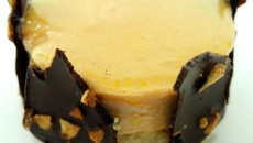 Médaillons de foie gras, chocolat aux éclats d'ail et gelée de Floc de Gascogne