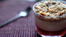 Fouetté de chocolat blanc et son lit de fraises