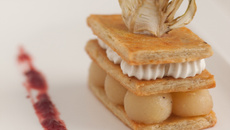 Millefeuille, crème de roquefort et poires confites aux épices, chutney Bettrerave-Framboise, et Chips de fenouil