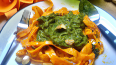 Tagliatelles fraîches, pesto de kale aux noix de cajou ou sauce au potimarron rôti et sauge