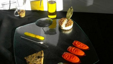 Gâteau au fromage de chèvre et mascarpone au curry, graines de sesame,caviar d'aubergine aux herbes, tomates confites au laurier,confiture de poivron jaune