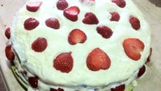 Fraisier recouvert de crème fouettée