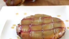 Tarte tatin à la rhubarbe (pâte à la pistache)