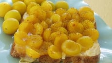 Tartine chèvre-mirabelles