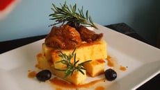 Sauté de Porc aux olives et au romarin accompagné de sa polenta ! Plat familial
