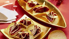 Magret fumé sur lit de poires et tuiles croquantes