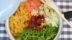 One pot pasta au saumon fumé, tomates séchées et roquette