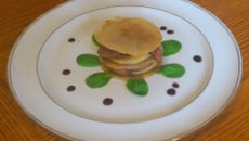 Mille-feuille de foie frais au pommeau de Normandie et pommes au miel