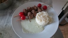 Brochettes de boulettes de bœuf, sauce coco