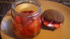Fraises au sirop de romarin et son whoopie