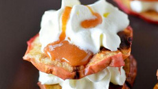 Chips de pommes, chantilly roquefort et caramel beurre salé