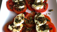 Salade de tomates à la tapenade et à la mozzarella
