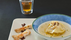 Langoustines en 2 cuissons, ravioles et rôties au bouillon de bœuf et citronnelle