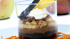 Saint Honoré de pommes et réglisse à l'armagnac, gelée d'armagnac et chocolat réglisse, verrine chocolatée d'écume à l'armagnac