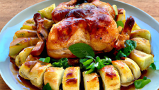 Poulet en croûte de sarrasin fourré aux pommes tatin