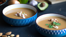 Soupe mexicaine de poulet aux amandes ou aux noix