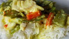 Poisson poché au lait de coco et aux petits légumes