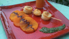 Brochette de Saint-Jacques, carpaccio de poivron et gaspacho express