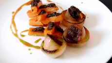 Frites de patate douce, oignons brûlés, tapenade